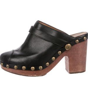 CHANEL Black leather round-toe clogs